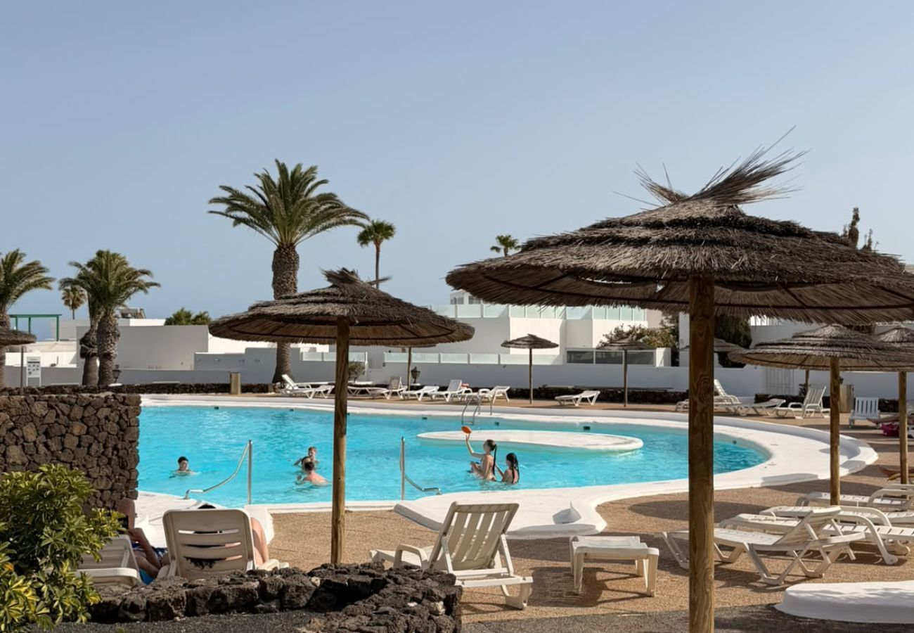 Apartamento en Costa Teguise - Casahost Las Coronas Poolside
