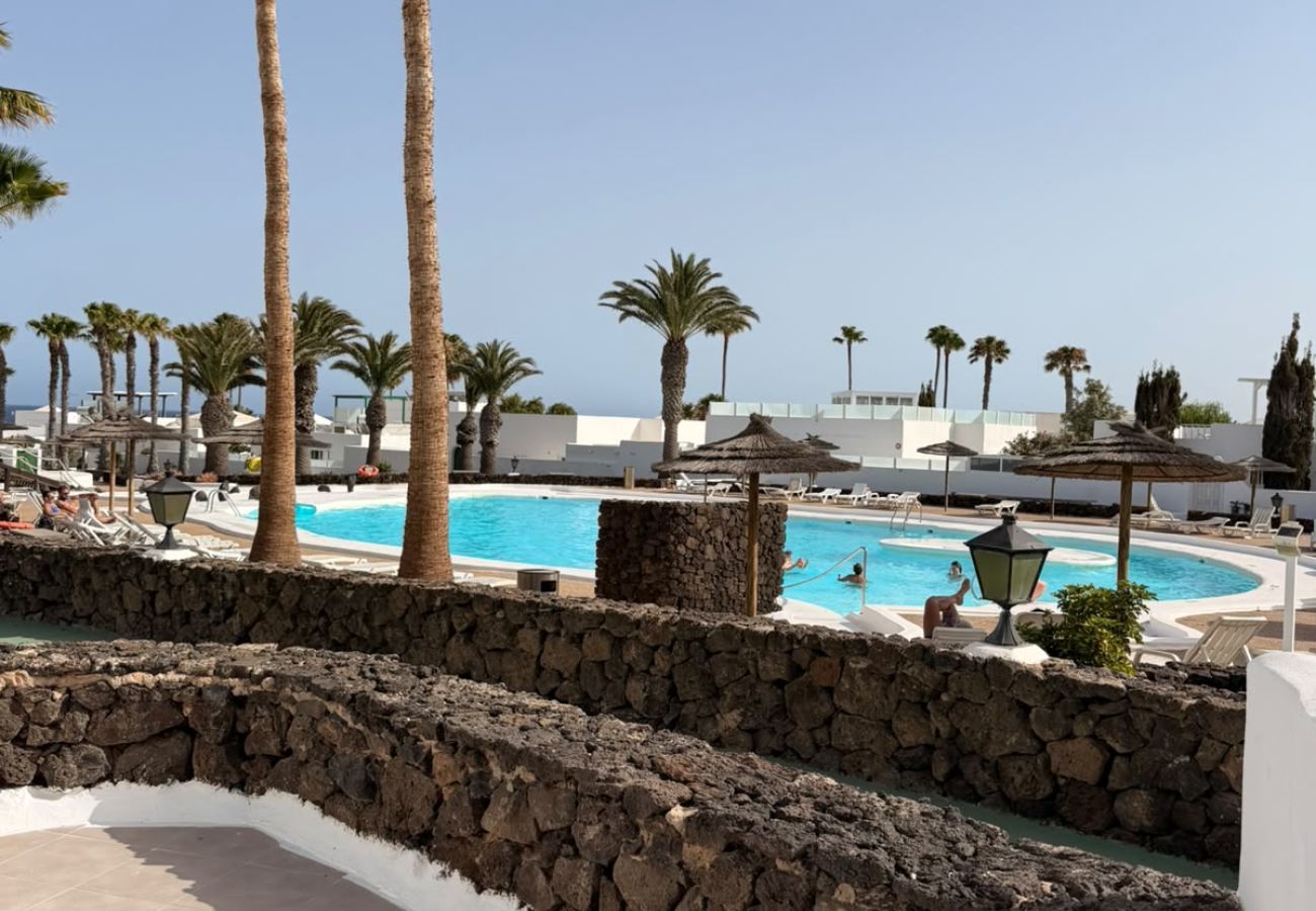 Apartment in Costa Teguise - Casahost Las Coronas Poolside